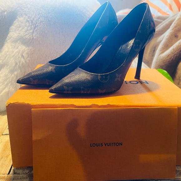 LOUIS VUITTON PUMPS - Picture 2 of 2